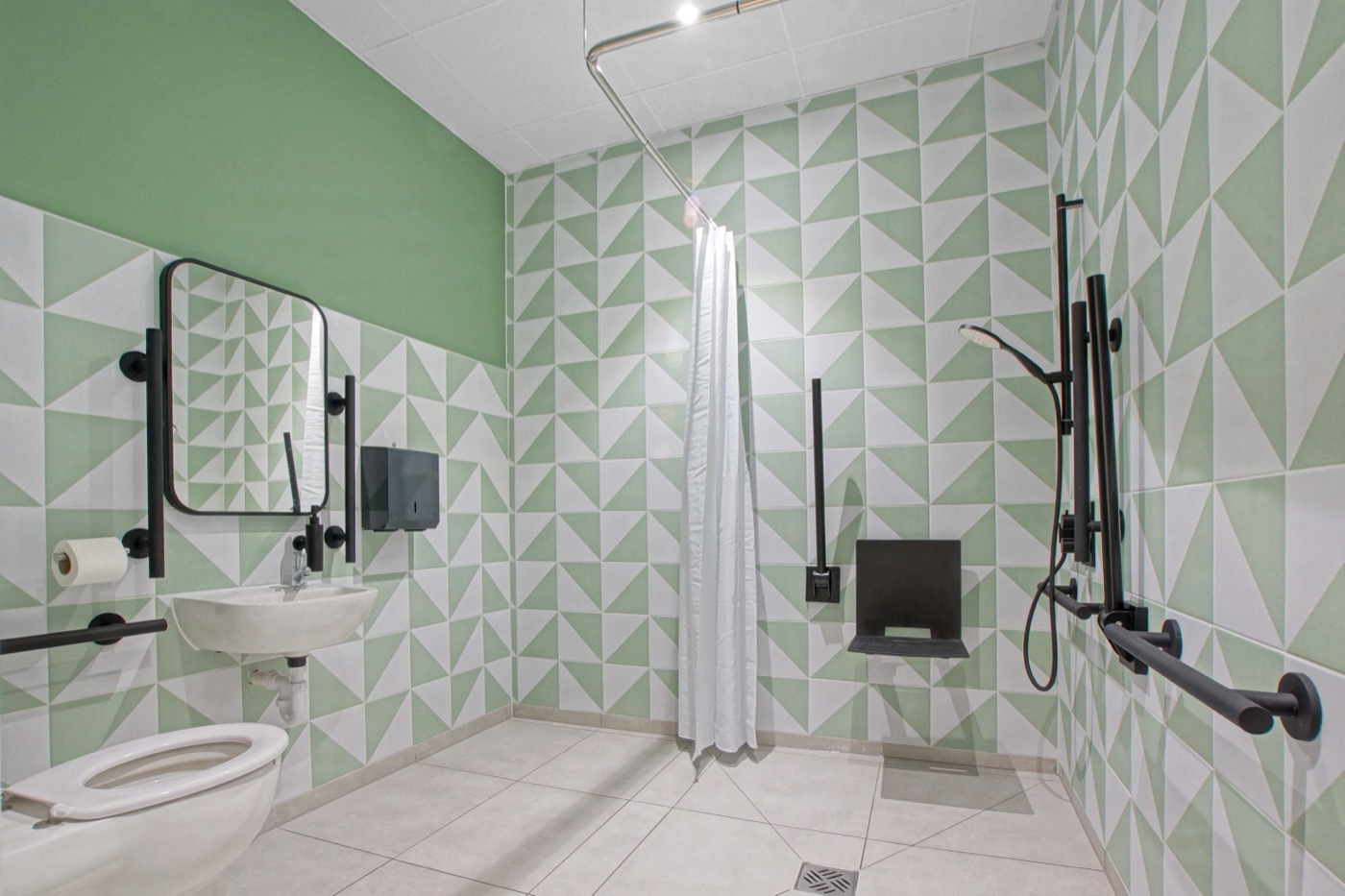 Newly renovated bathroom and shower facilities in the SE1 office